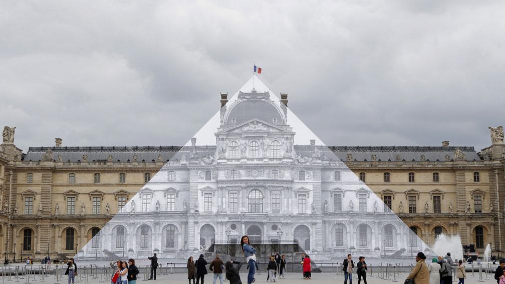 El artista urbano JR hace desaparecer la pirámide del&nbsp;Louvre
